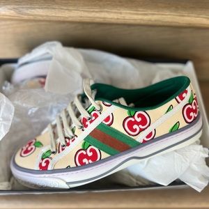 Gucci sneaker never worn